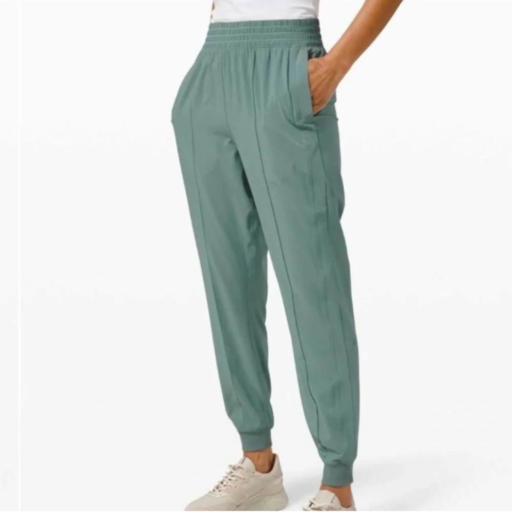 NWOT lululemon wanderer jogger medium rise size 4